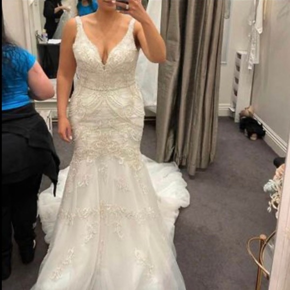 BRAND NEW WEDDING DREESS - Picture 2 of 9